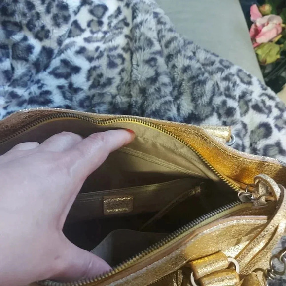 Shoulder  Bag/Satchel Sparkling Gold Crackled Leather Bag with Tassels - Picture 7 of 10